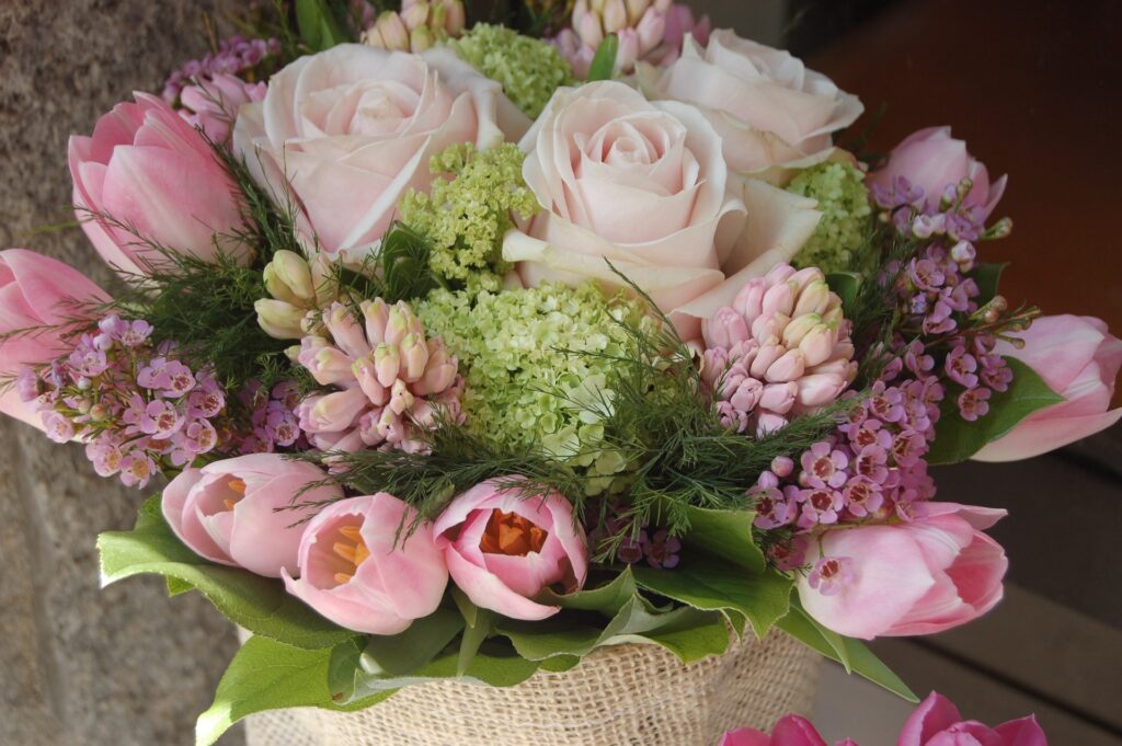 Exemple de bouquet de fleurs dans l'idée du fleuriste sur Roncq : créatif, non ?